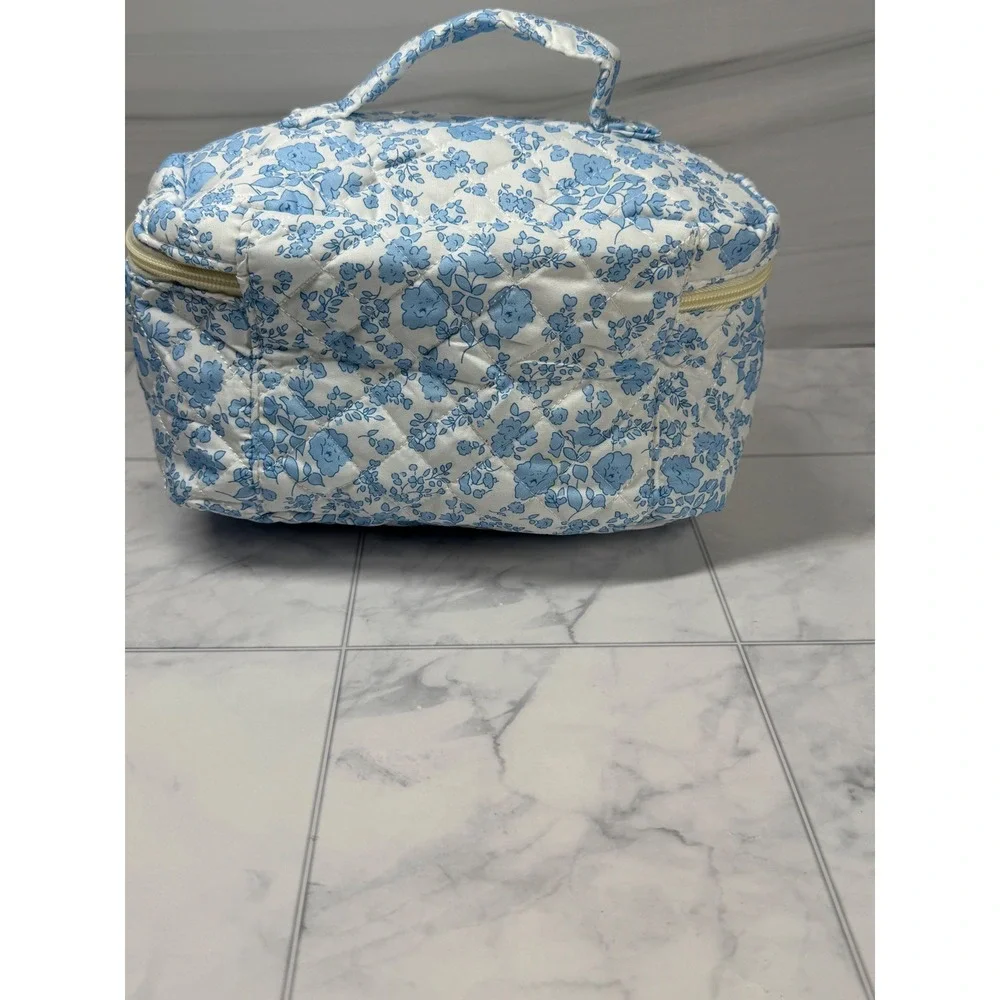 Yiwu Blue Floral Quilted Makeup Bag Travel Toiletry Case Vanity Organizer NWT